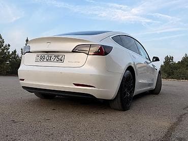 kon texnika: Tesla Model 3 Dual Motor (elektrik sedan) - Rəng: ağ, qara panoramik — 6