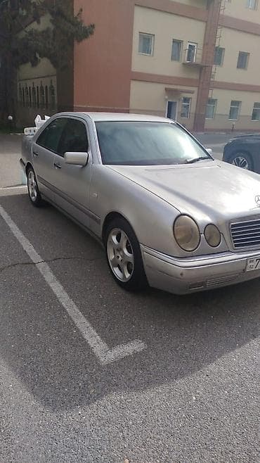 mercedes dort: Mercedes‑Benz E‑Class 2400 sedan - Korpus: 4 qapılı sedan, gümüşü — 2