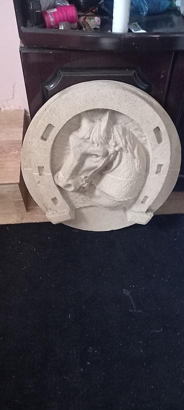 parca bez: Dekorativ relyef panel – at başı təsviri - Material: qumdaşına bənzər — 3