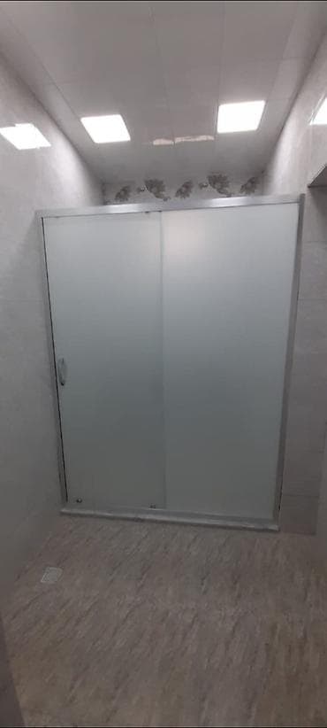 Şüşə duş bölməsi – sürüşkən qapılı - 2 panelli sürüşkən sistem: biri