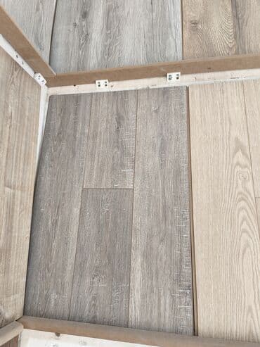 Laminat döşəmə panelləri – ağac teksturalı, müxtəlif boz və bej