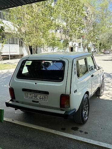 sukan seti: Lada Niva 4x4, ağ rəng, 3 qapılı off-road SUV. Texniki və xarici — 10