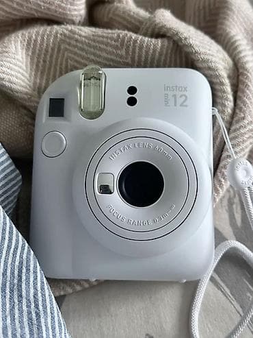 Fujifilm Instax Mini 12 instant fotoaparat - Rəng: ağ - Linza: 60 mm