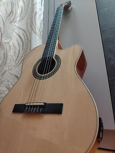 akustik gitara simi: Elektro-klassik gitara – cutaway gövdə və onbord preamp/ekvalayzerlə — 2