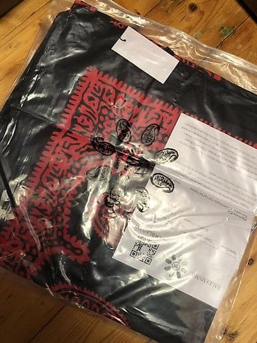 Şəxsi əşyalar: Qara-qırmızı naxışlı kəlağayi Həzi Aslanov metrosunun yanında, 245 — 2