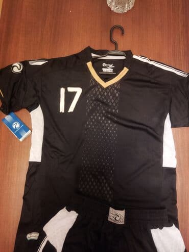 футбольная форма новая: Futbol oyunu dəsti.Yenidir etiketi üstündə.Yaxası üçbucaq formasında — 4