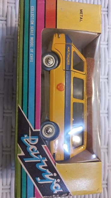 Metaldan hazırlanmış kolleksiya üçün miqyaslı model avtomobil. Qutuda