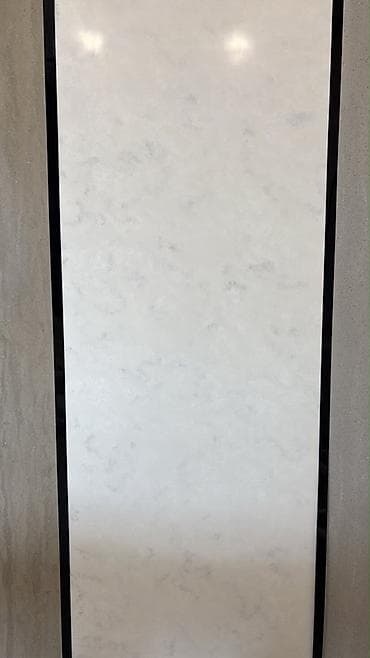 divar deşən: Kvars kompozit (engineered stone) səthlər – açıq bej-boz tonlarda — 10