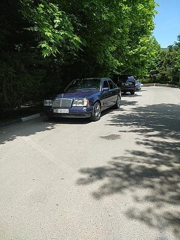 2.2 cdi mator: Mercedes-Benz sedan, tünd mavi rəng. Kuzov W124 üslubunda 4 qapı, arxa — 1