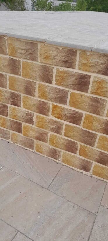 kafel metlaq ucuz: Ağ və boz rənglərdə, müxtəlif formalı daşlardan ibarət üzlük — 10