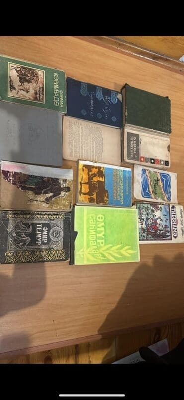 тетради, блокноты, дневники: Müxtəlif mövzulara aid köhnə kitablar toplusu. Buraya bədii ədəbiyyat — 8