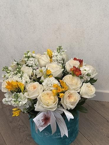 qortenziya gulu: Velür qutuda gül kompozisiyası - Rəng: ağ, krem və sarı tonların — 2