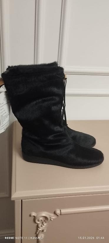 qadın çəkmələri: Qadın qış çəkməsi – qara rəng - Material: tüklü (saçaqlı effektli) üst — 1