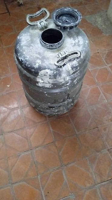 70 litr su tutur tək problemi xarici görünüşüdür