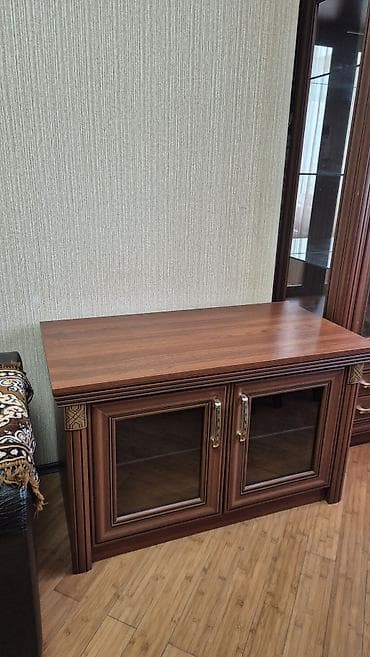 gül: Klassik üslubda qonaq otağı üçün vitrin və TV altlığı dəsti. - — 5