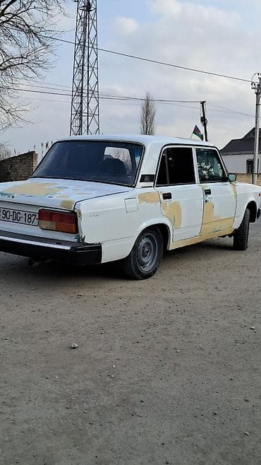 азербайджан авто: VAZ 2107, ağ rəng, sedan kuzov. Texniki xüsusiyyətlər: - Arxa — 3