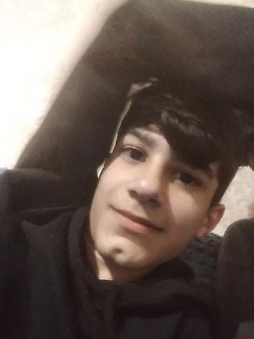 Məhsul: Qara rəngli kapüşonlu sviter (hoodie) Təsvir: - Rəng: Dərin