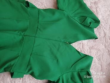 Yaşıl rəngli qadın kombinezon - Model: qısa qol, V-kəsimli üst hissə — 3