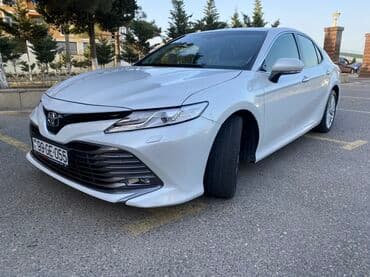 bmw 330 i: Toyota Camry: 2.5 l | 2019 il Sedan — 5