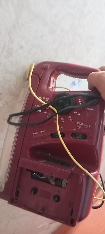 Qədimi radio antikvar eşya Tek radiosu işleyir