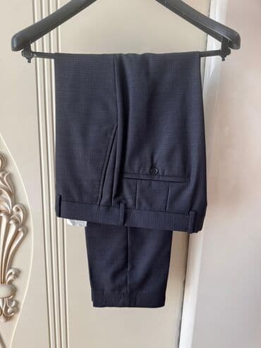 göy rəngli kişi cemperləri: Zingal Riche brendindən tünd göy rəngli kişi kostyumu. Kostyum iki — 15