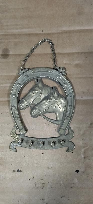 Asılqanlar: MetalLatun divar asılqanı – at fiqurlu, nal forması ölçüləri 13,5x — 1