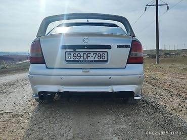 opeler: Model: Opel Astra G (hatchback) Kuzov: 5 qapı, gümüşü rəng Mühərrik — 6