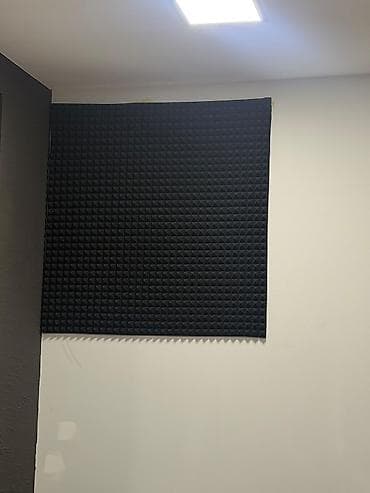 Səsuducu akustik panel – piramida formalı, qara rəngdə. Divara — 1