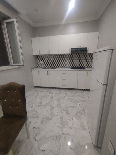 binə qəsəbəsində kirayə ev: Bu mənzil yaşayış üçün bütün əsas şəraiti təmin edir. bine atciliqda — 6