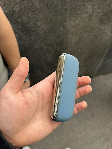 super zeng 2: IQOS Iluma cihazı – mavi rəngdə, maqnit qapaqlı dizayn. İqosun ici — 2