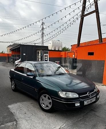 Opel: Opel sedan – yaşıl rəng, 4 qapılı, arxa çəkiliş emblemli model. Xarici — 8