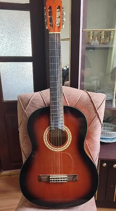 Az işlənmiş gitara satılır.Sadəcə 1 simi qırılıb kökləmək lazımdır