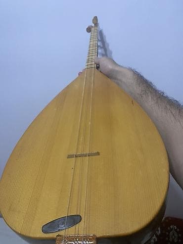 Musiqi alətləri: Türk sazı (bağlama) – qısa saplı model Türkiyədən alınıb. Başlanğıc — 2
