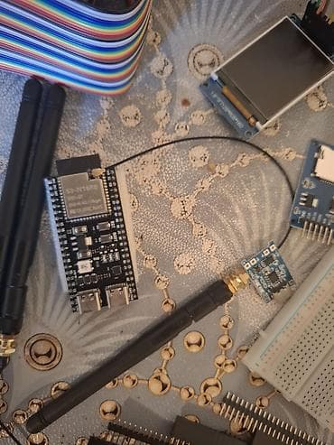 ESP32-S3 əsaslı IoT/elektronika dəstı Tərkib: - ESP32-S3 inkişaf