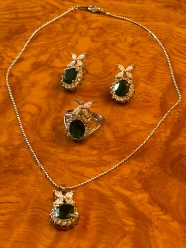 1 qram qizilin qiymeti: Dəstə daxildir: Bilərzik, Boyunbağı, Kulon — 1