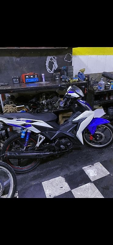 yamaha skuter: Sport üslublu moped/motosiklet – underbone kuzov tipli, mavi-ağ-qara — 2