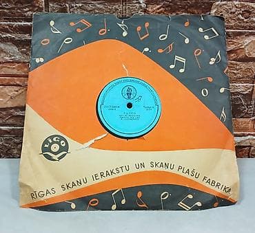 SSRI dövründən qalma vinil plastinkalar. 26 ədəddir (8 ədəd böyük, 12 — 9