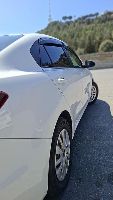 Kia: Kia Rio sedan – ağ rəng, Azərbaycan nömrə nişanı ilə. Şəhər və uzun — 8