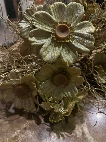 ad günü şamlari: Dekorativ gül dəstəsi, qızılı rəngli süni çiçəklərdən və qıvrım — 3