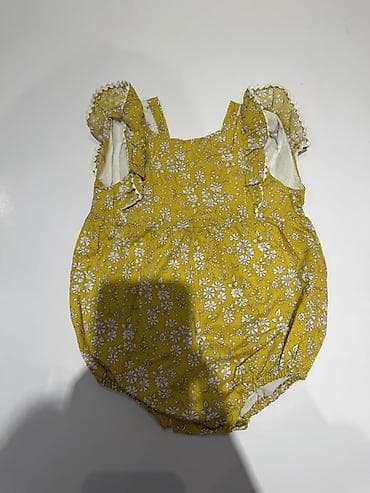 Uşaq tulumu – sarı rəngdə, ağ çiçək naxışlı. - Model: qolsuz, çiyin