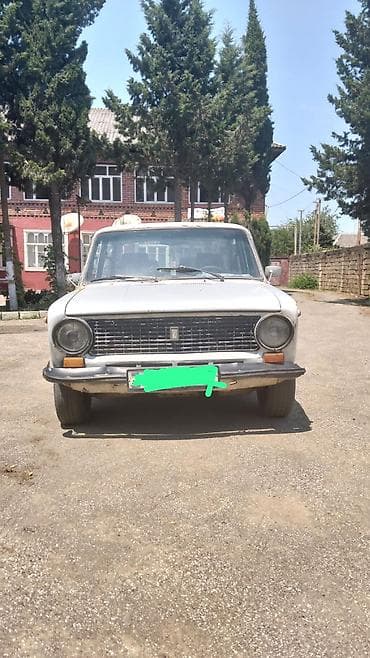 VAZ 2101 “Jiquli” sedan - Kuzov: 4 qapılı, ağ rəng. Orijinal klassik