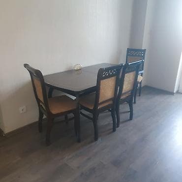 Klassik yemək masası və 6 ədəd stul dəsti

acilir möhkəm di