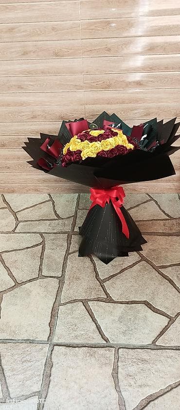 Buket güllər: Qırmızı-sarı güllərdən böyük buket əl əməyi göz nuru - Üslub — 2