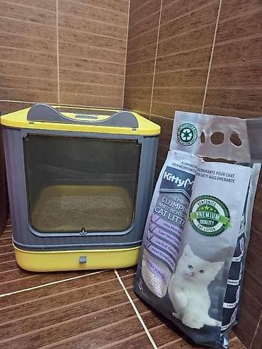 Qapalı pişik tualeti və KittyM Premium Clumping White Bentonite qumlu