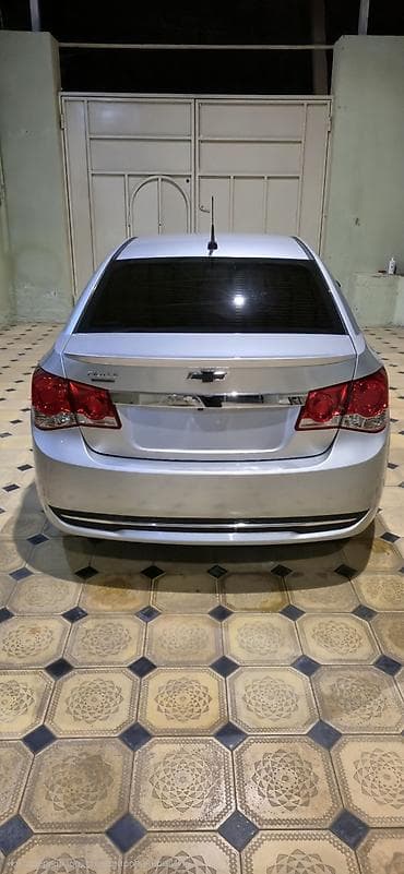 daxili kredit maşın: Chevrolet Cruze sedan – gümüşü rəng. Xüsusiyyətlər və detallar: - — 2