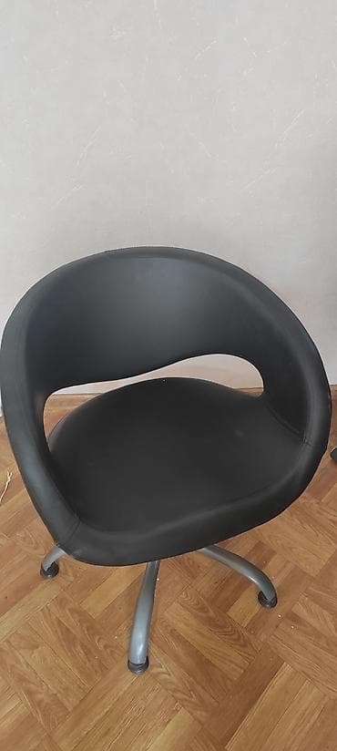 mebel sederek: Döşənmiş ofis/ev kreslosu - Rəng: qara - Material: yumşaq eko‑dəri — 1