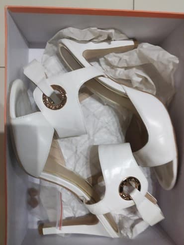 женские босоножки на танкетке: Ölçü: 39, rəng - Ağ, İşlənmiş — 4