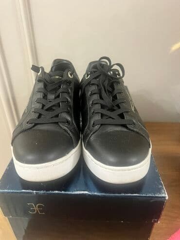 barya ayakkabı: Tommy Hilfiger brendindən olan bu qara rəngli dəri kedlər gündəlik — 1