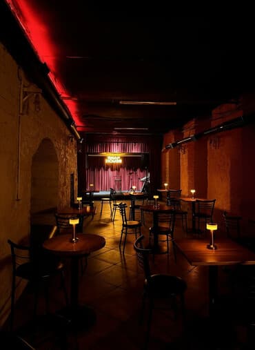 Bütün avadanlıqları ilə hazır vəziyyətdə olan canlı musiqili pub