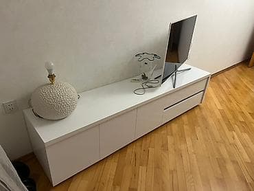 Düz TV altlığı, Polkalı, Laminat